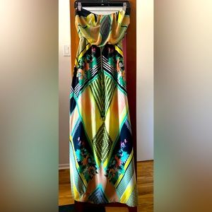 Strapless floral maxi dress. The top has an elastic band. XS